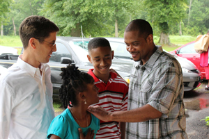 Cory Maye and two of his children along with Attorney Abe Pafford.